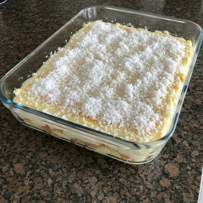 Foto deliciosa de Pavê de Bolo com Creme de Coco pronta para servir - Pudins & Cremes