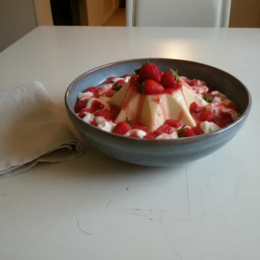 Foto deliciosa de Pavê de Morango com Chantilly pronta para servir - Pudins & Cremes