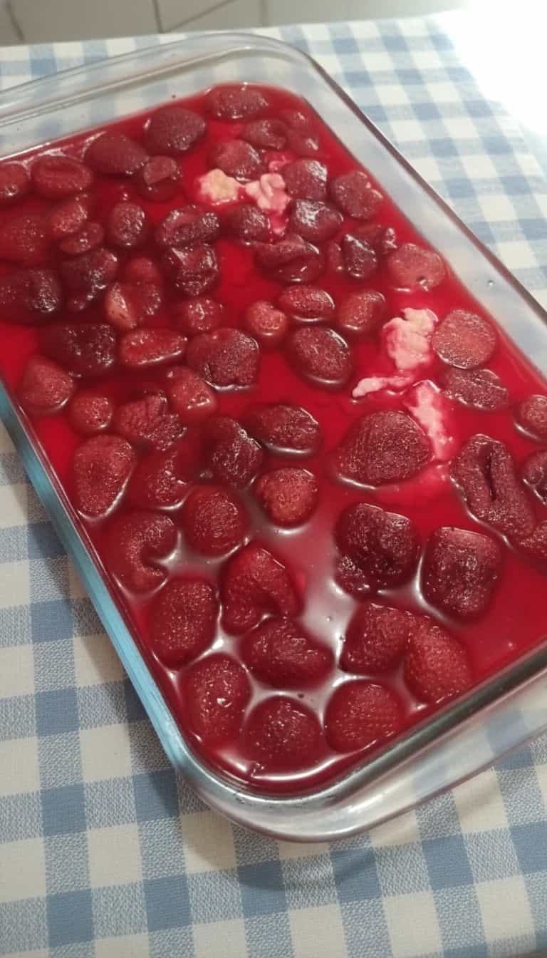 Foto deliciosa de Pavê de Morango Cremoso pronta para servir - Pudins & Cremes