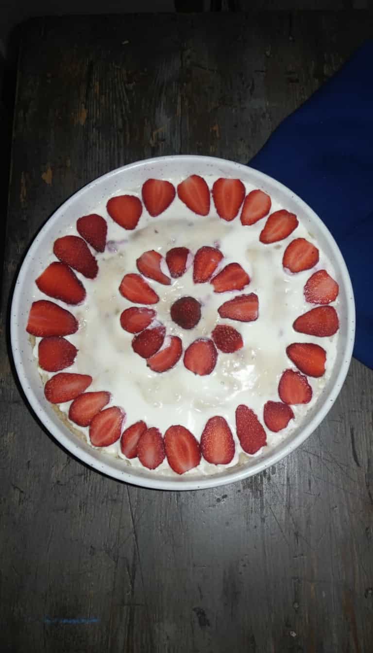 Foto deliciosa de Pavê de Morangos Cremoso pronta para servir - Pudins & Cremes