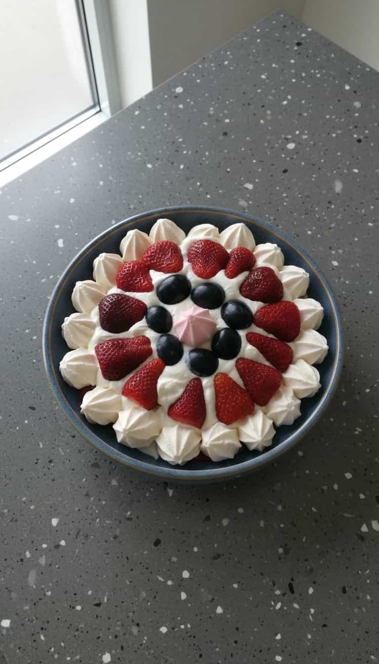 Foto deliciosa de Pavê de Morangos e Uvas com Chantilly pronta para servir - Outras Receitas