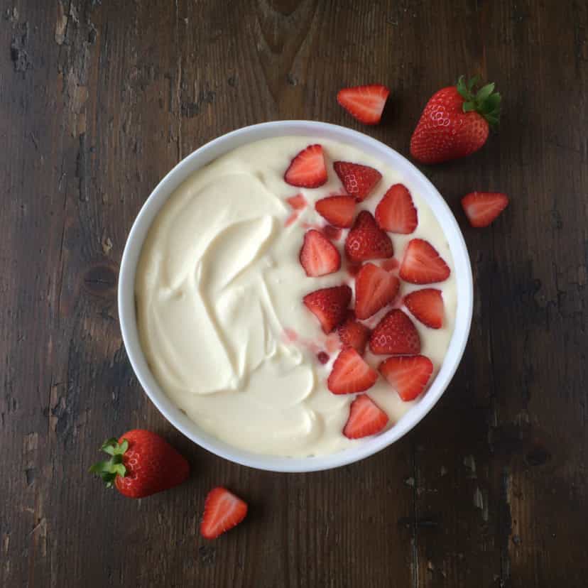 Foto deliciosa de Pavê de Morangos no Microondas pronta para servir - Sem Assar