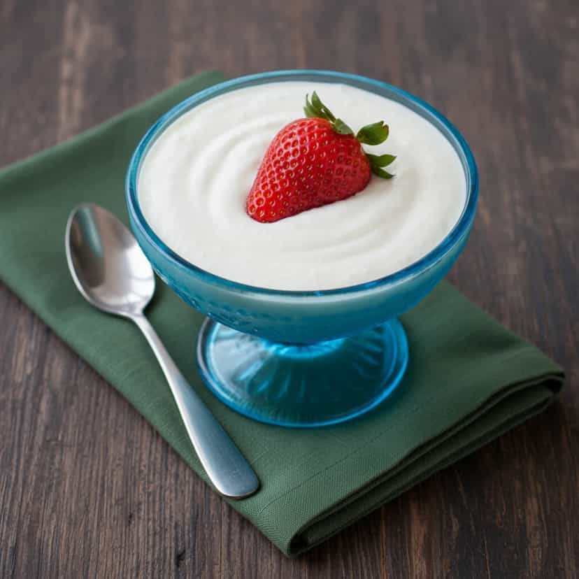 Foto deliciosa de Pavê Leve de Coco e Morango pronta para servir - Pudins & Cremes