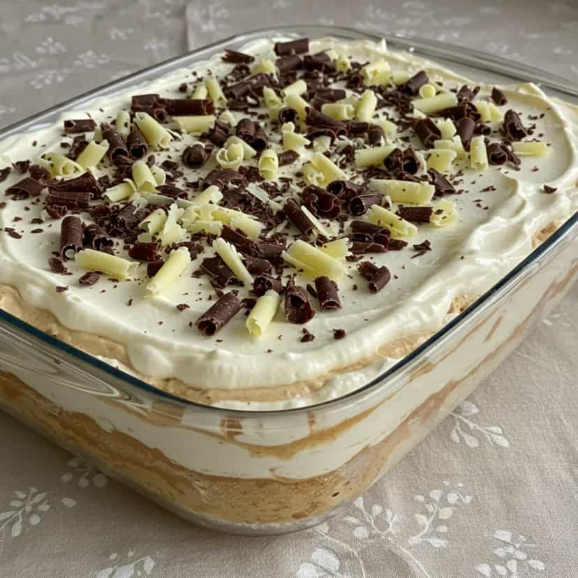 Foto deliciosa de Pavê Mezzo de Coco pronta para servir - Pudins & Cremes