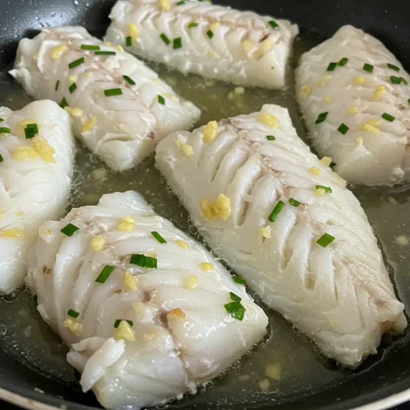 Foto deliciosa de Pescada Branca ao Alho e Limão pronta para servir - Outras Receitas