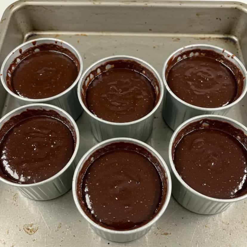 Foto deliciosa de Petit Gateau com Sorvete de Baunilha pronta para servir - Bolos & Cupcakes