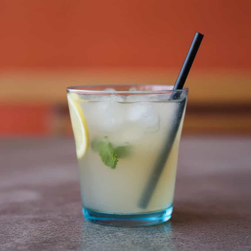 Foto deliciosa de Pisco Sour com Uva e Pimenta Biquinho pronta para servir - Coquetéis