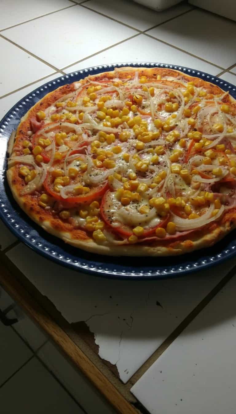 Foto deliciosa de Pizza Caseira Simples pronta para servir - Pizzas & Salgados
