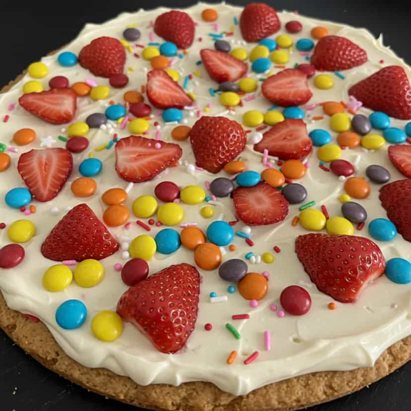 Foto deliciosa de Pizza de Chocolate com Morangos pronta para servir - Outras Receitas