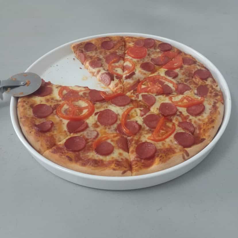 Foto deliciosa de Pizza de Pão de Queijo Sem Glúten pronta para servir - Outras Receitas