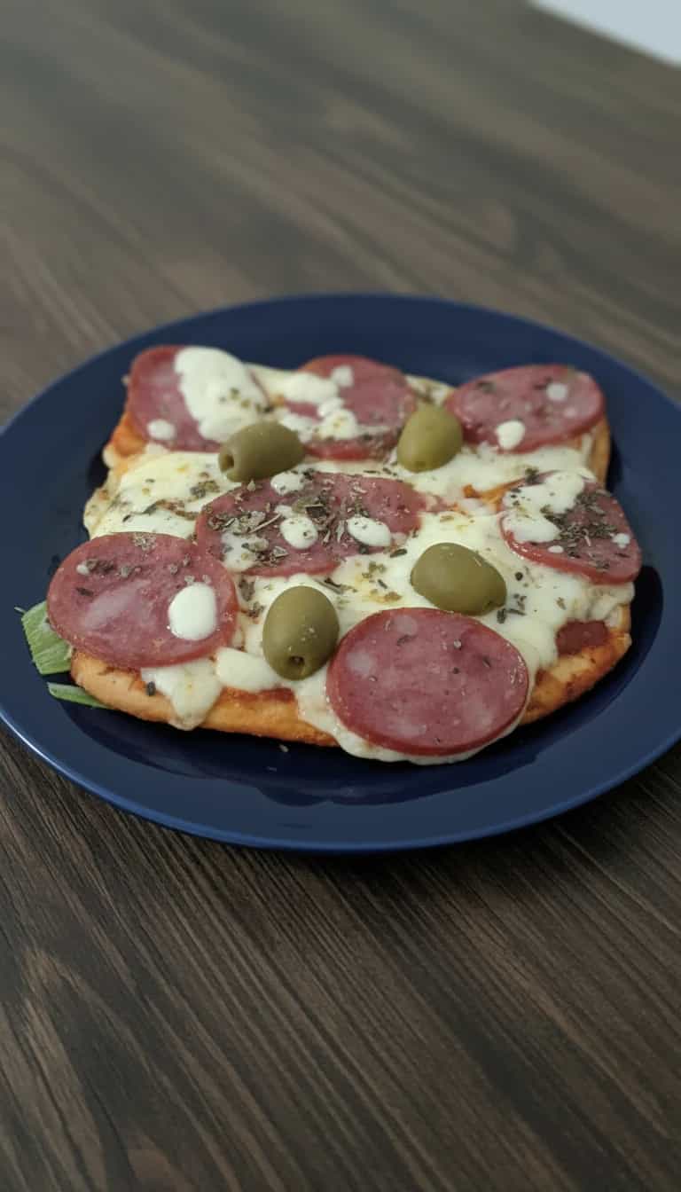 Foto deliciosa de Pizza de Pão pronta para servir - Lanches de Padaria