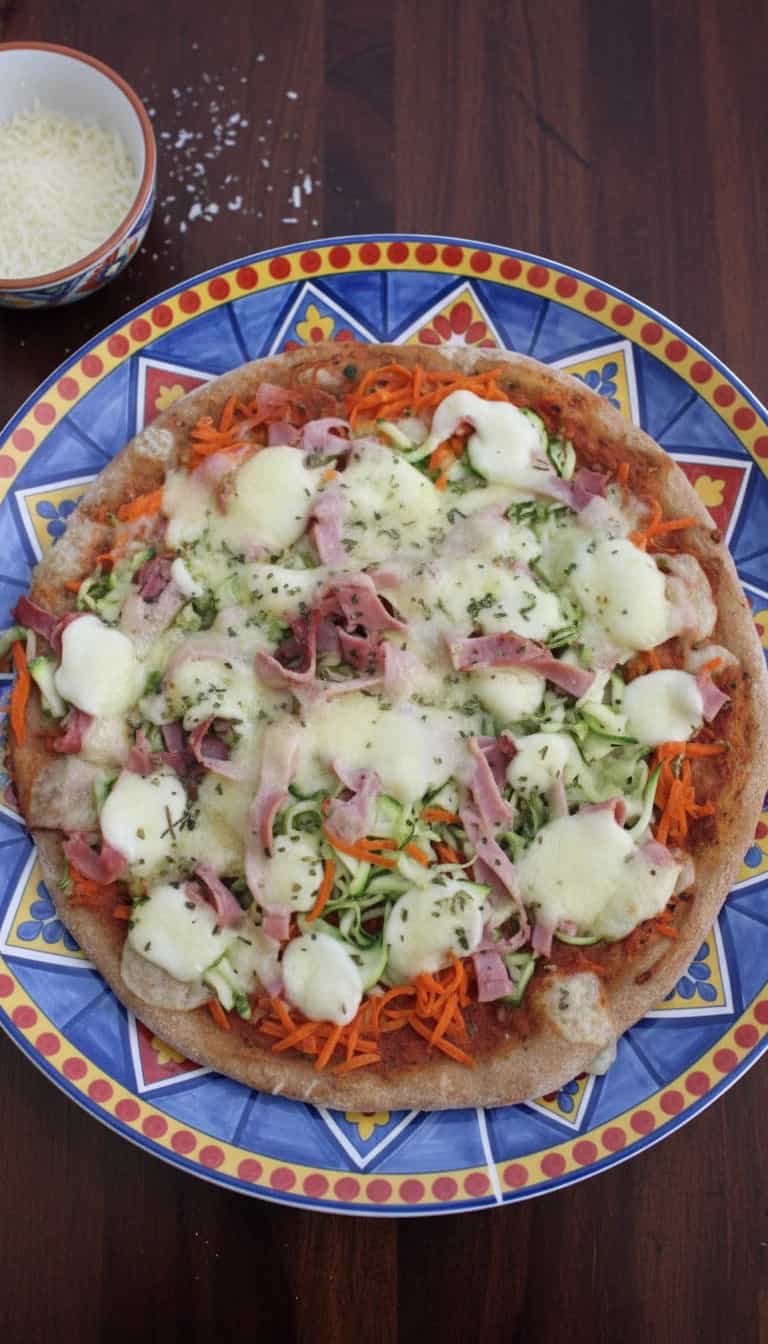 Foto deliciosa de Pizza Integral Natureba pronta para servir - Pizzas & Salgados