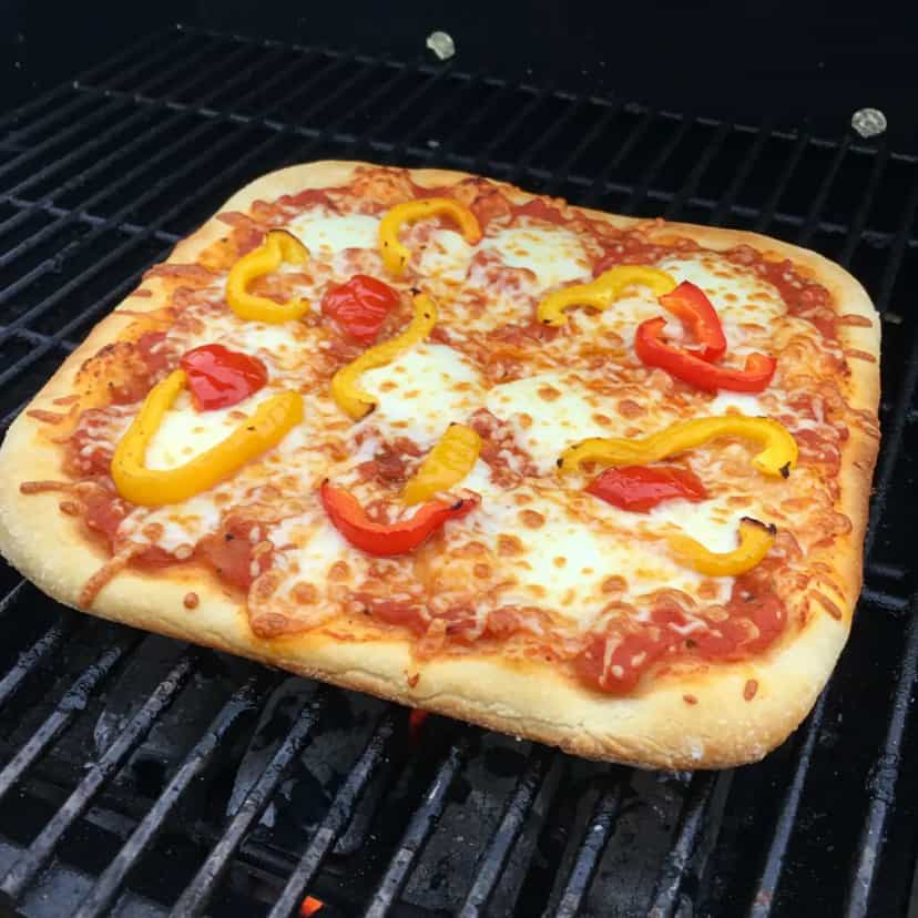 Foto deliciosa de Pizza na Churrasqueira pronta para servir - Pizzas & Salgados