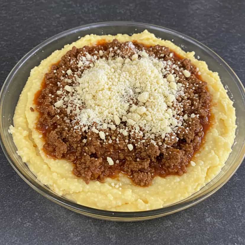 Foto deliciosa de Polenta Cremosa com Recheio de Carne pronta para servir - Pratos Brasileiros Icônicos