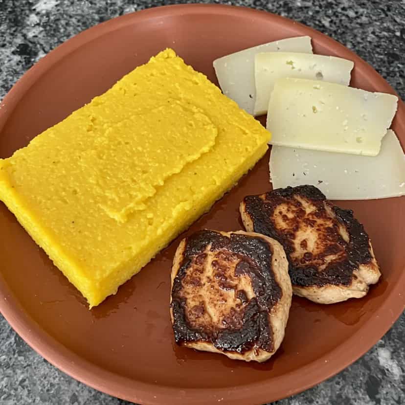 Foto deliciosa de Polenta Cremosa de Milho Verde pronta para servir - Almoço & Jantar