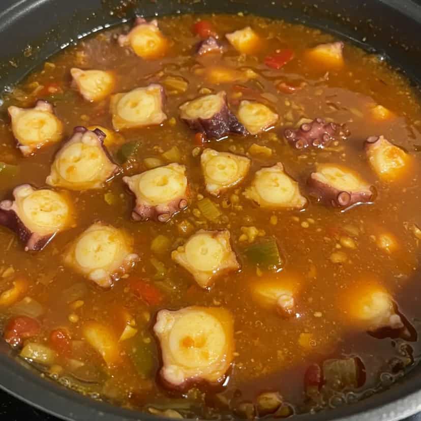 Foto deliciosa de Polvo ao Molho Mediterrâneo pronta para servir - Peixes & Frutos do Mar