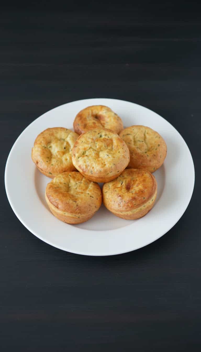 Foto deliciosa de Popover de Alho e Queijos pronta para servir - Lanches de Padaria