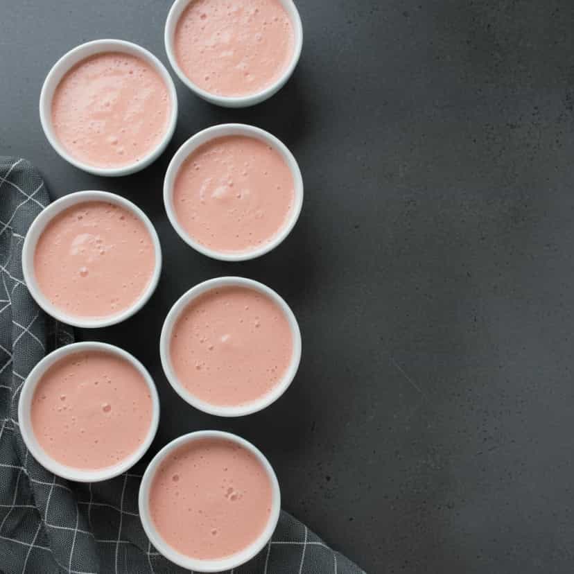 Foto deliciosa de Pudim Cremoso de Iogurte com Morango pronta para servir - Pudins & Cremes