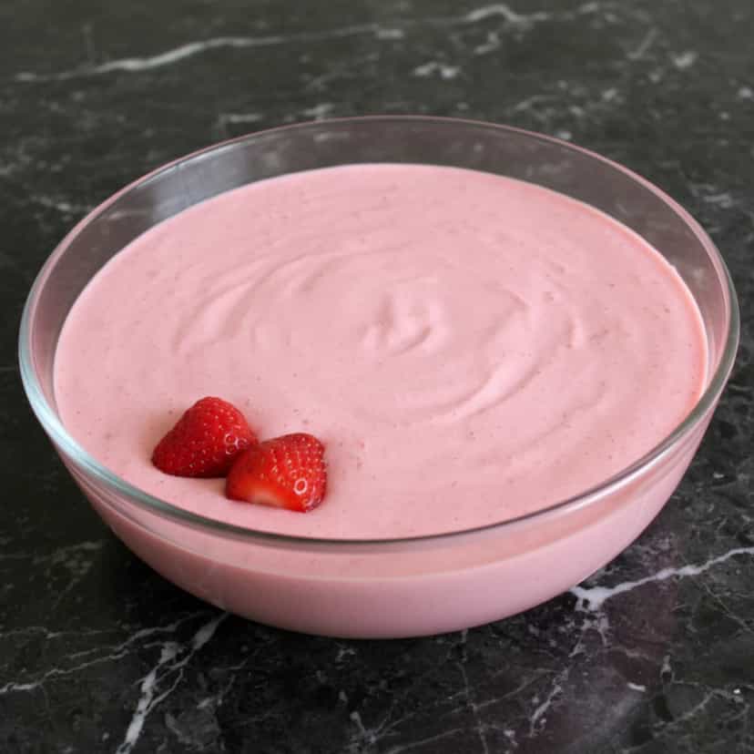 Foto deliciosa de Pudim Cremoso de Morango pronta para servir - Pudins & Cremes