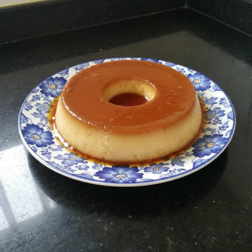 Foto deliciosa de Pudim de Leite Cremoso pronta para servir - Pudins & Cremes