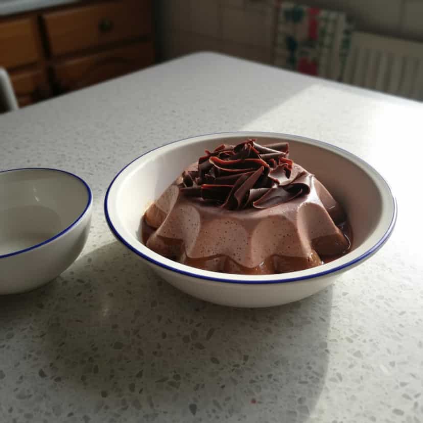 Foto deliciosa de Pudim Duplo: Chocolate e Morango pronta para servir - Pudins & Cremes