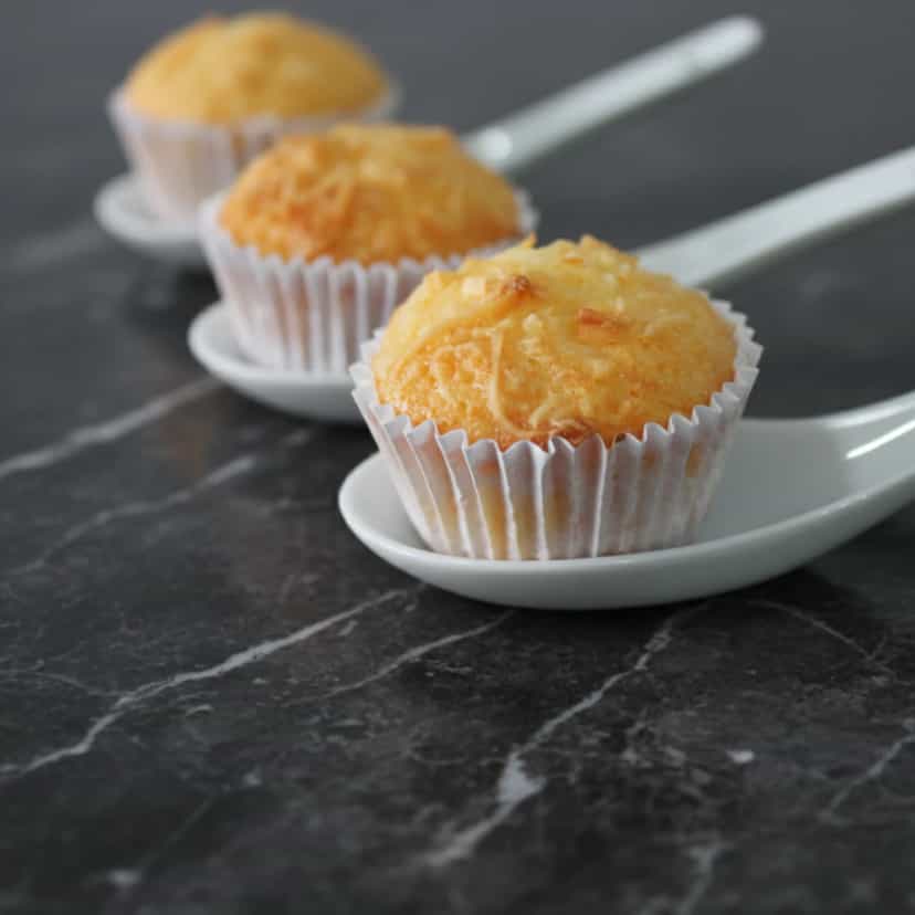 Foto deliciosa de Queijadinhas de Coco pronta para servir - Pudins & Cremes