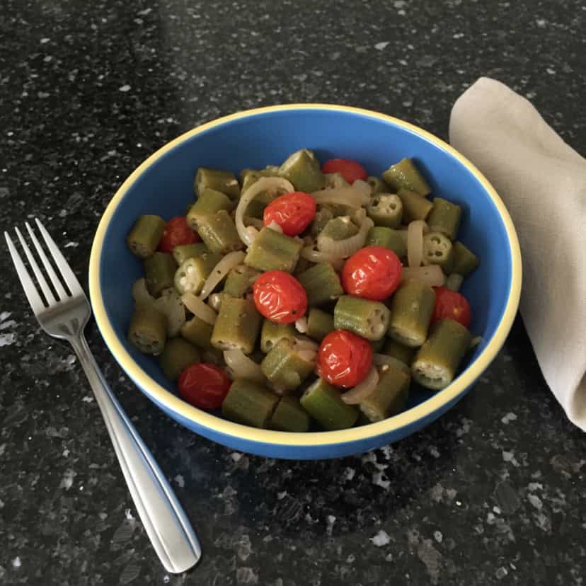 Foto deliciosa de Quiabo com Tomate ao Vapor pronta para servir - Pratos Brasileiros Icônicos
