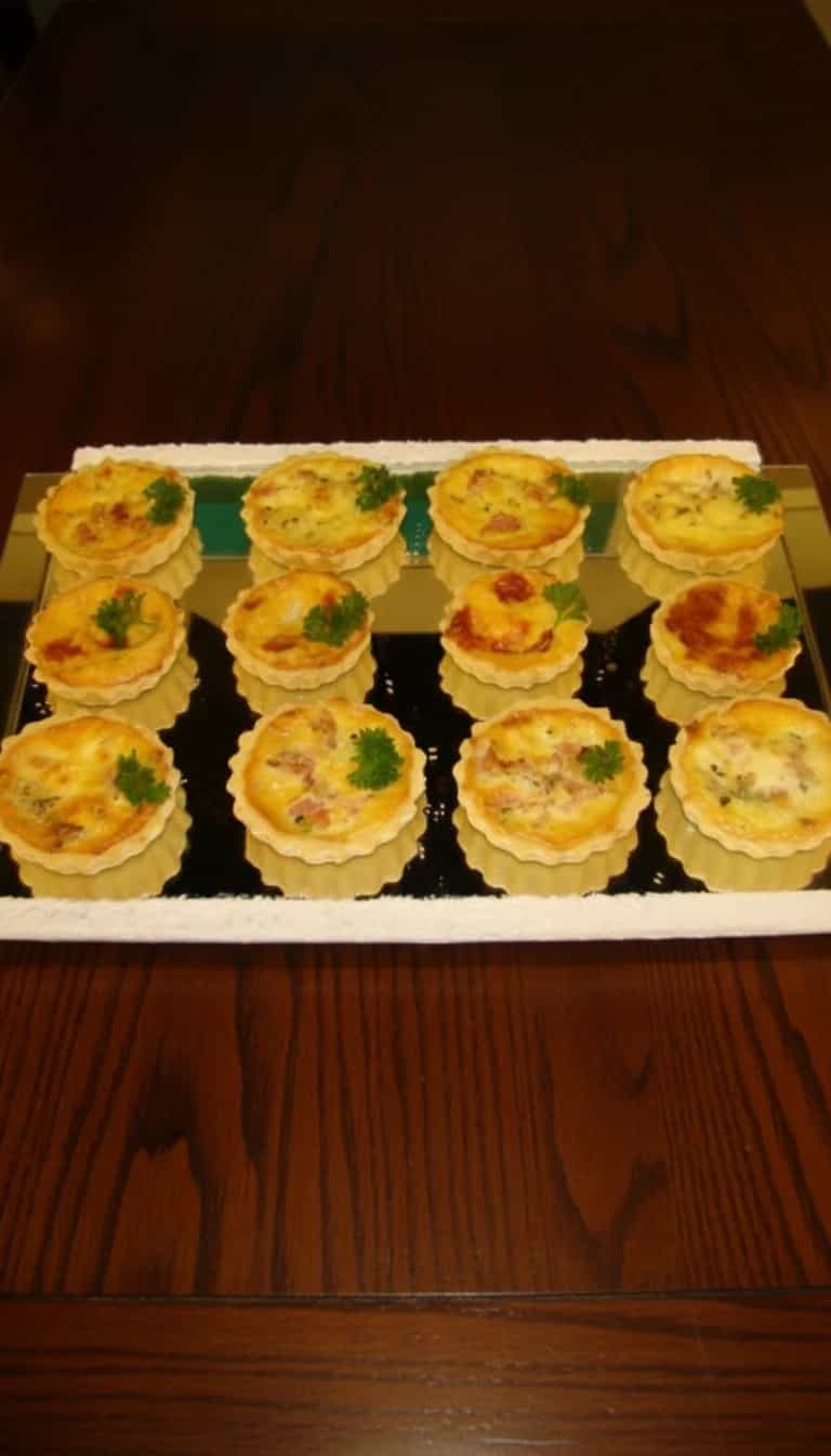 Foto deliciosa de Quiche de Queijo Minas pronta para servir - Pizzas & Salgados