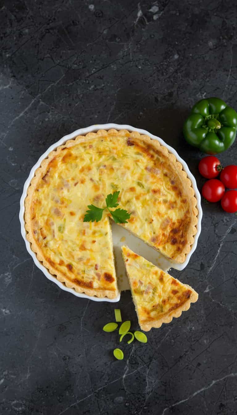 Foto deliciosa de Quiche de Queijos Brasileiros pronta para servir - Tortas Salgadas