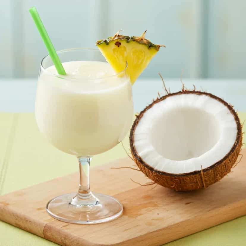 Foto deliciosa de Refrescante Drink de Abacaxi com Coco pronta para servir - Sucos & Smoothies
