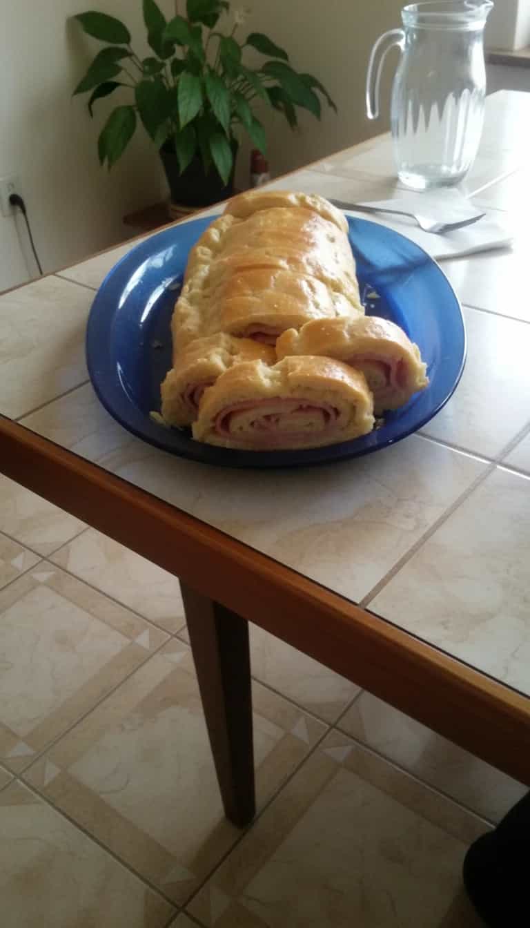 Foto deliciosa de Rocambole Recheado pronta para servir - Outras Receitas