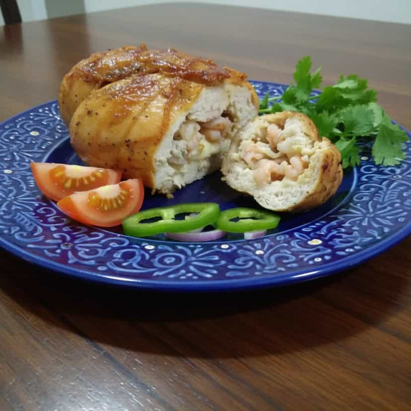 Foto deliciosa de Rolê de Frango com Bacon e Mussarela pronta para servir - Carnes & Frango