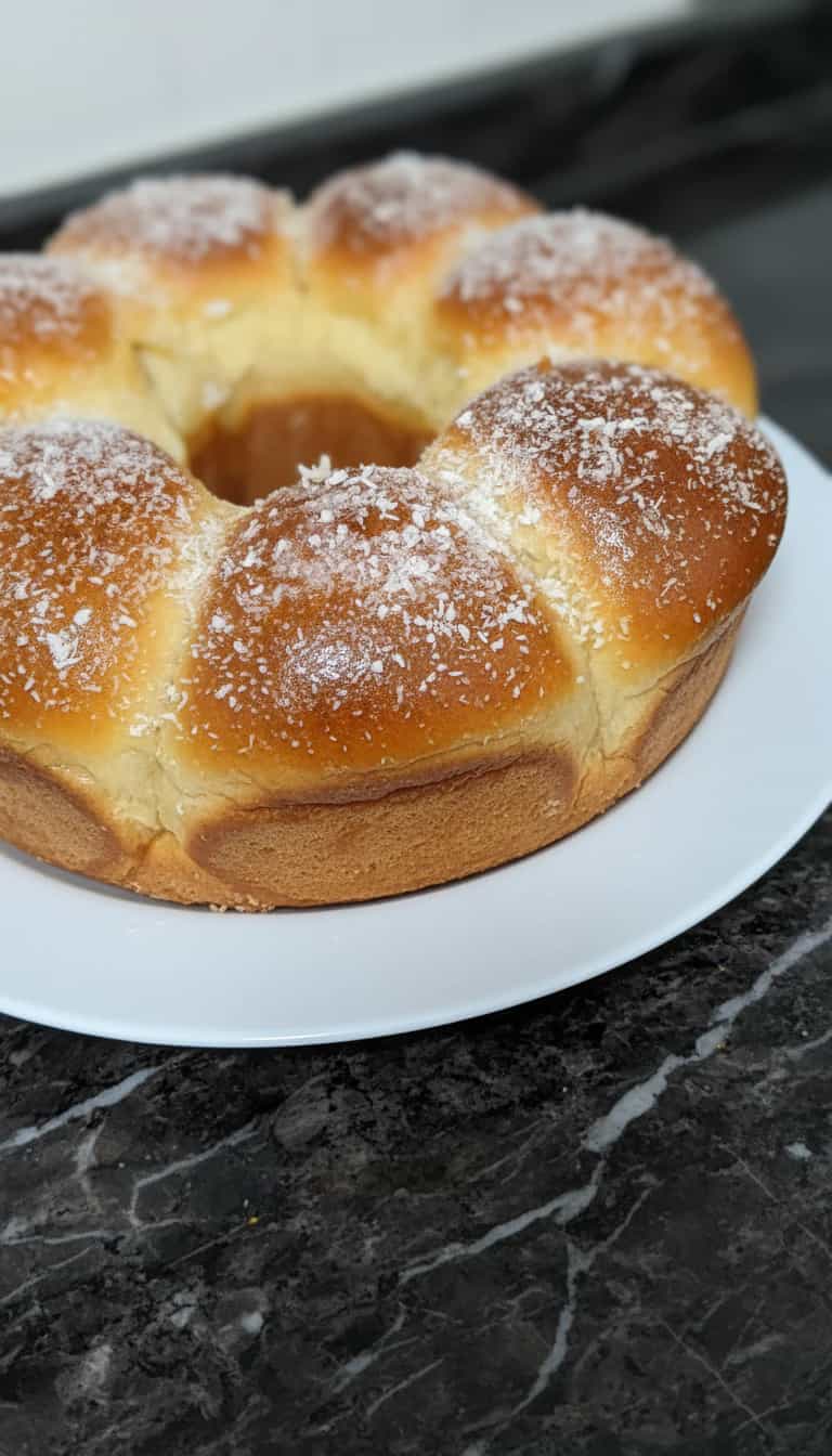 Foto deliciosa de Rosca Doce Tradicional pronta para servir - Bolos & Cupcakes