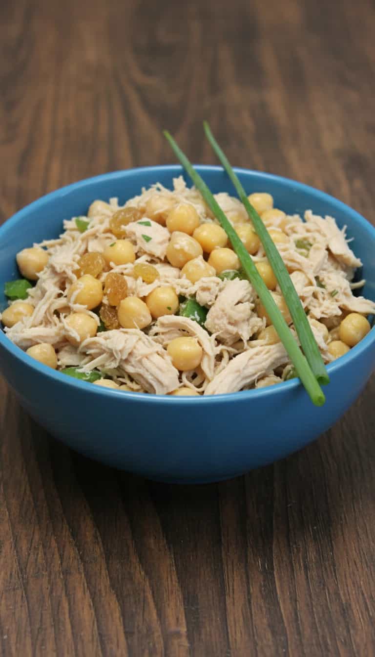 Foto deliciosa de Salada de Bacalhau e Grão-de-Bico pronta para servir - Saladas