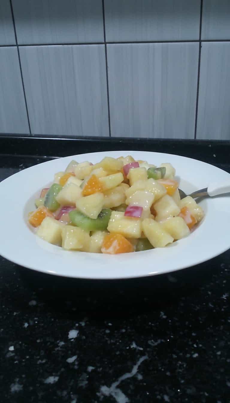 Foto deliciosa de Salada de Frutas Refrescante pronta para servir - Snacks Naturais