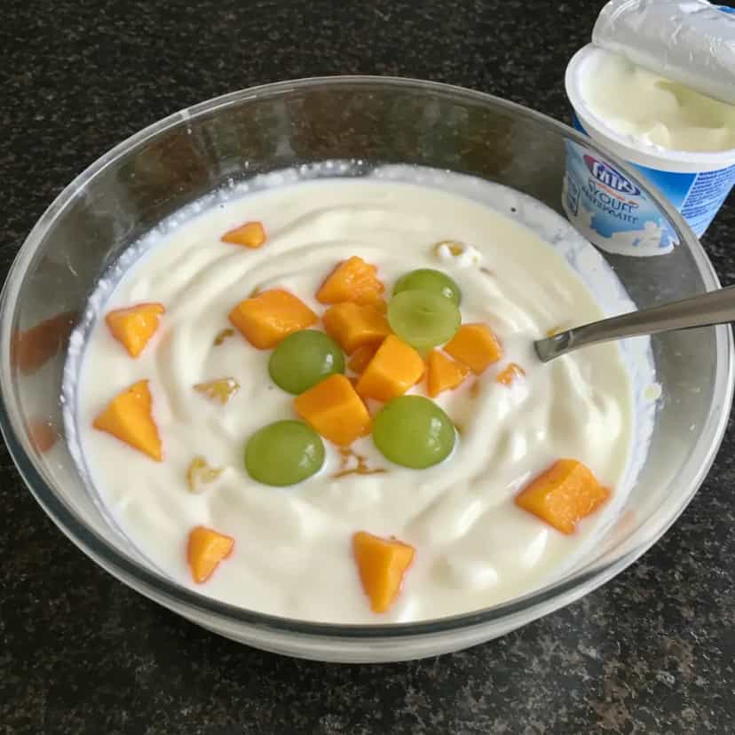 Foto deliciosa de Salada de Frutas Tropical com Iogurte pronta para servir - Snacks Naturais