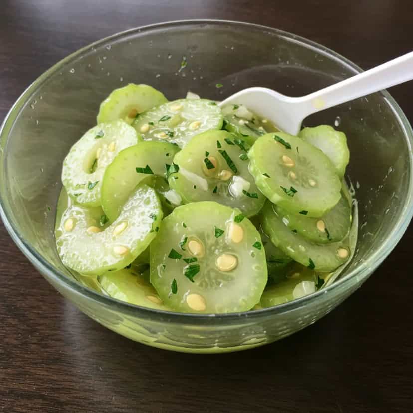 Foto deliciosa de Salada de Jiló Refrescante pronta para servir - Snacks Naturais