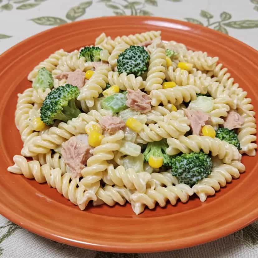Foto deliciosa de Salada de Macarrão Parafuso com Atum pronta para servir - Massas & Macarrão