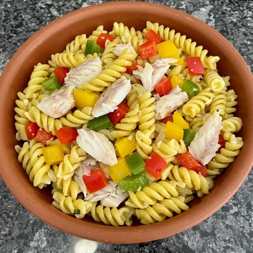 Foto deliciosa de Salada de Tilápia com Macarrão pronta para servir - Outras Receitas