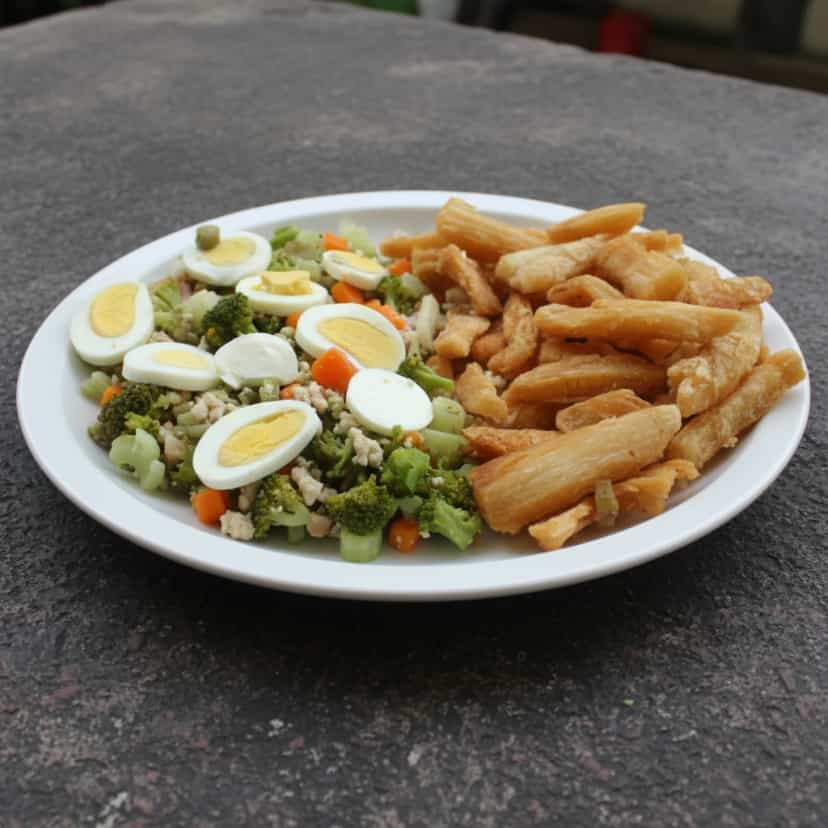 Foto deliciosa de Salada Oriental de Frango e Legumes pronta para servir - Saladas