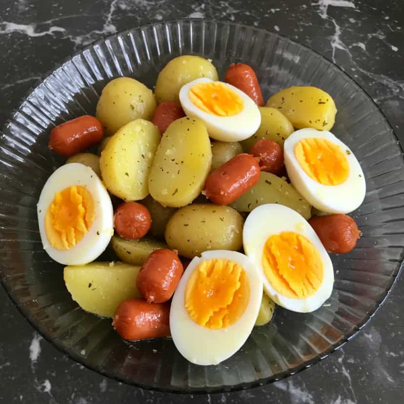 Foto deliciosa de Salada Quente de Salsicha e Batata pronta para servir - Outras Receitas