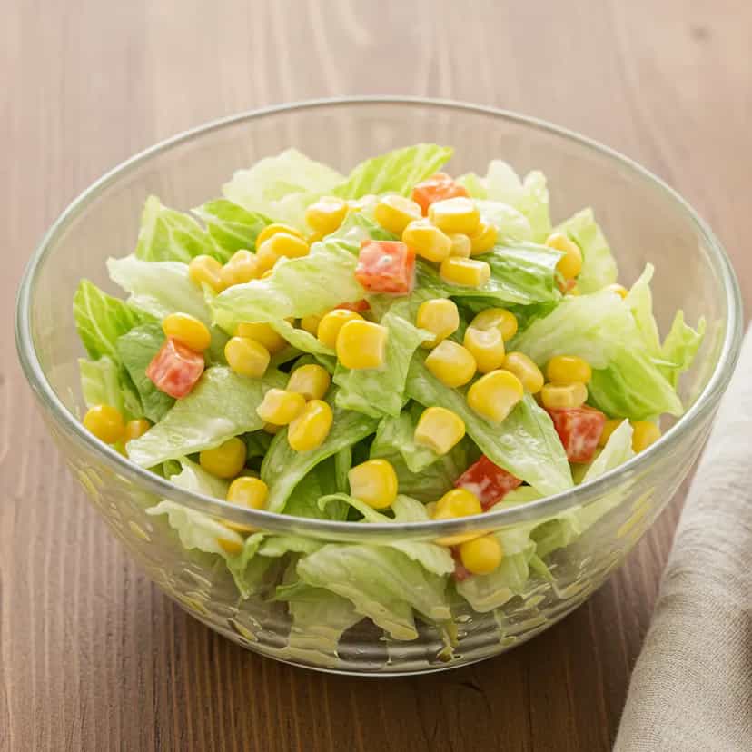 Foto deliciosa de Salada Refrescante de Alface e Milho pronta para servir - Outras Receitas