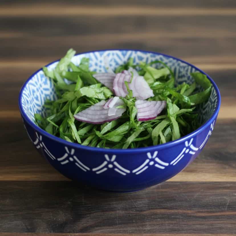 Foto deliciosa de Salada Refrescante de Almeirão pronta para servir - Outras Receitas