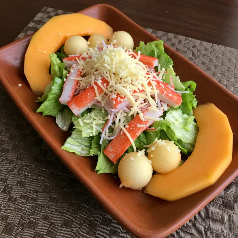 Foto deliciosa de Salada Refrescante de Kani e Melão pronta para servir - Outras Receitas