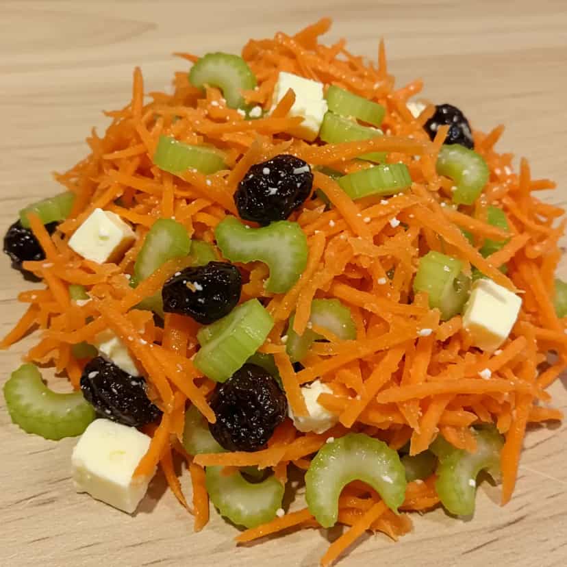 Foto deliciosa de Salada Refrescante de Maçã e Aipo pronta para servir - Snacks Naturais