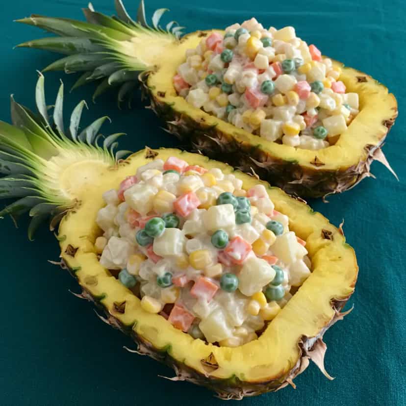Foto deliciosa de Salada Tropical de Frango e Abacaxi pronta para servir - Saladas
