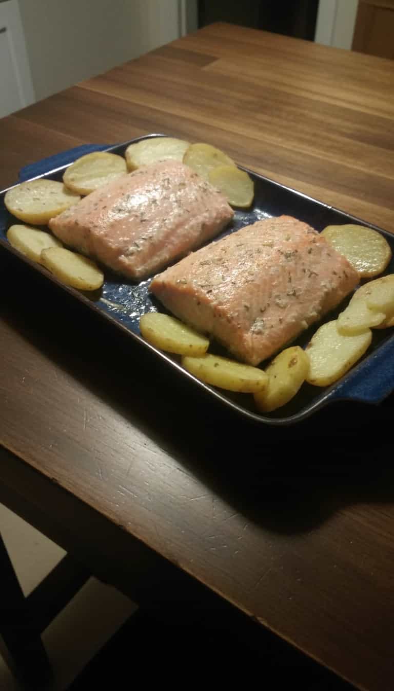 Foto deliciosa de Salmão ao Alecrim com Batatas Fritas pronta para servir - Peixes & Frutos do Mar