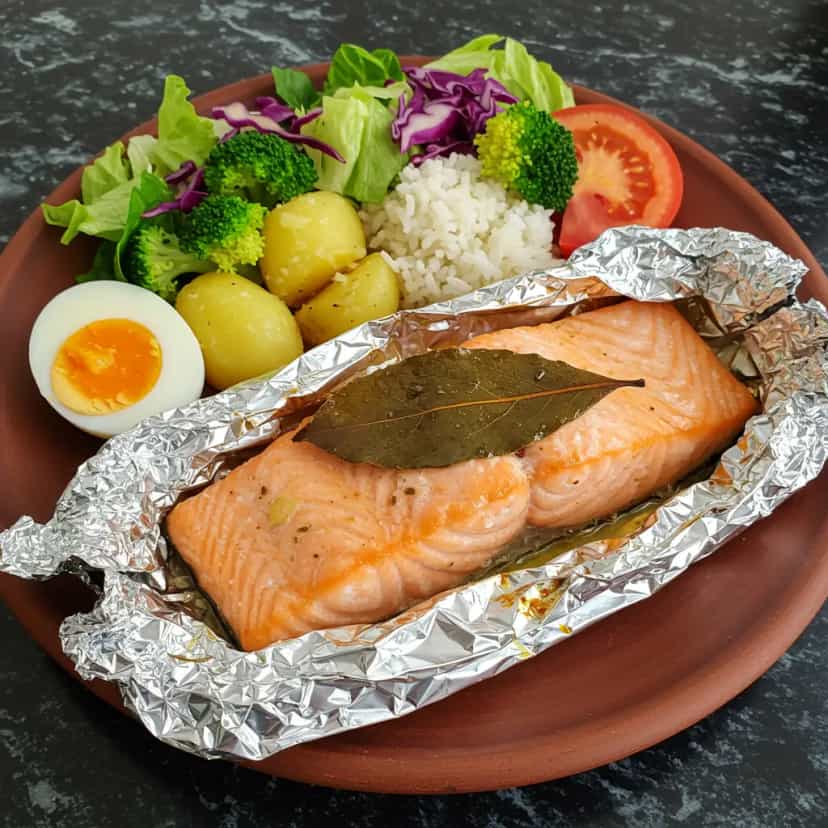 Foto deliciosa de Salmão ao Forno com Limão e Louro pronta para servir - Peixes & Frutos do Mar