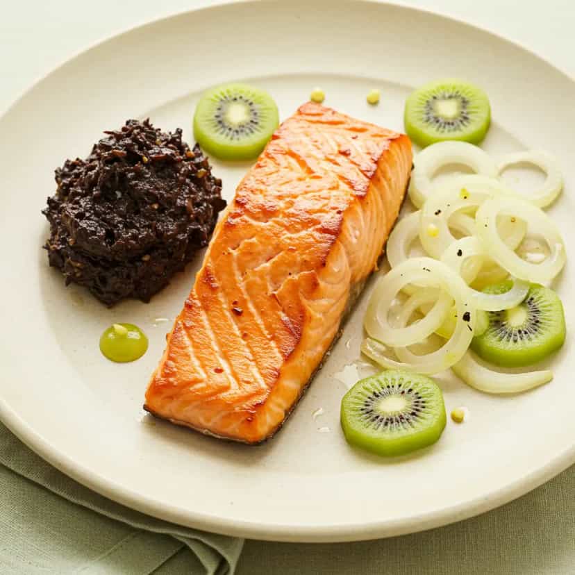 Foto deliciosa de Salmão ao Molho de Cebola e Azeitonas pronta para servir - Peixes & Frutos do Mar