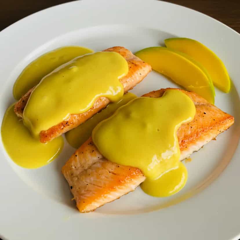 Foto deliciosa de Salmão ao Molho de Manga pronta para servir - Peixes & Frutos do Mar